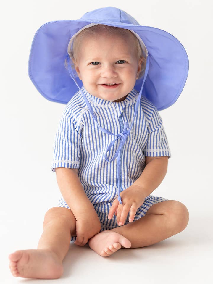 Fato de Banho de Manga Curta para Bebé Menino em Azul Periwinkle Seersucker por atacado de RuffleButts + RuggedButts