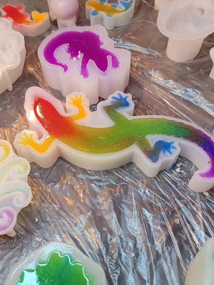 Glowing Geckos for wholesale by Hard light crafters