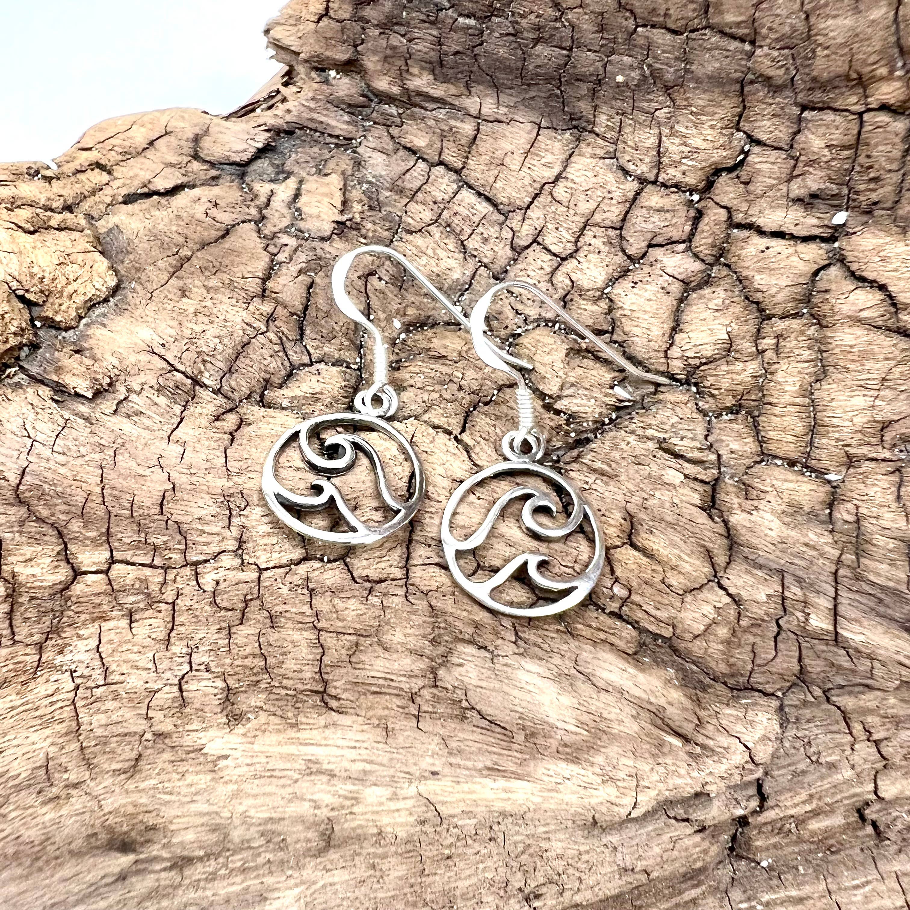 Jackie Gallagher Designs - Handmade Coastal Jewelry – Großhandel Ohrhänger – Runde Doppelwellen-Ohrringe aus Sterlingsilber3