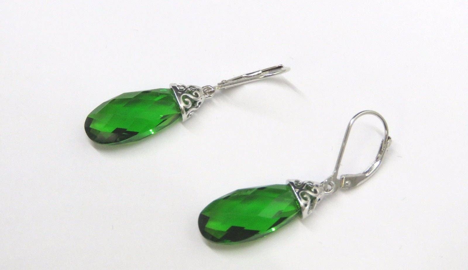 Twan Kee Jewelry - Venta al por mayor Pendientes colgantes - Pendientes colgantes de helenita verde con filigrana de estilo antiguo1