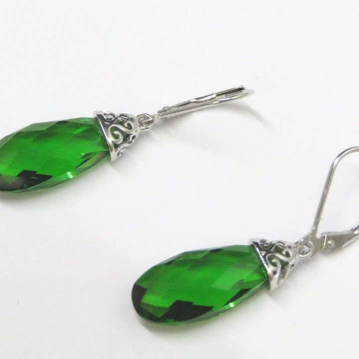 Twan Kee Jewelry - Venta al por mayor Pendientes colgantes - Pendientes colgantes de helenita verde con filigrana de estilo antiguo1