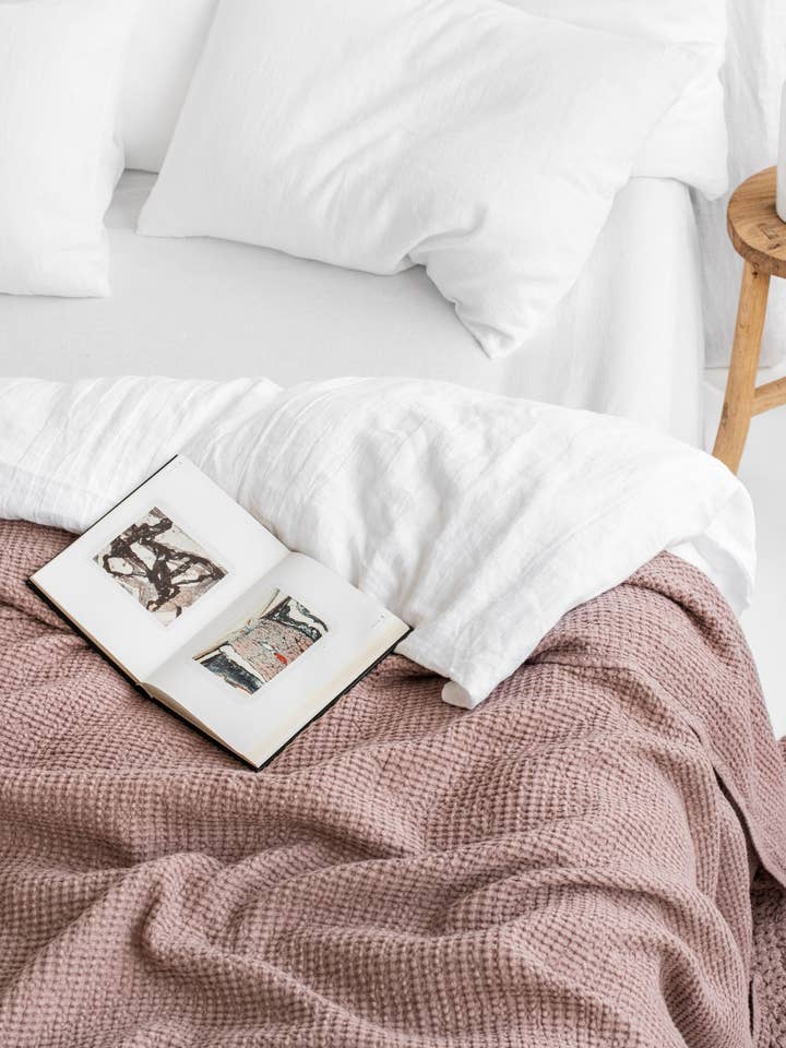 Linen waffle blanket in Woodrose for wholesale by MagicLinen (We handle U.S. import procedures for you)