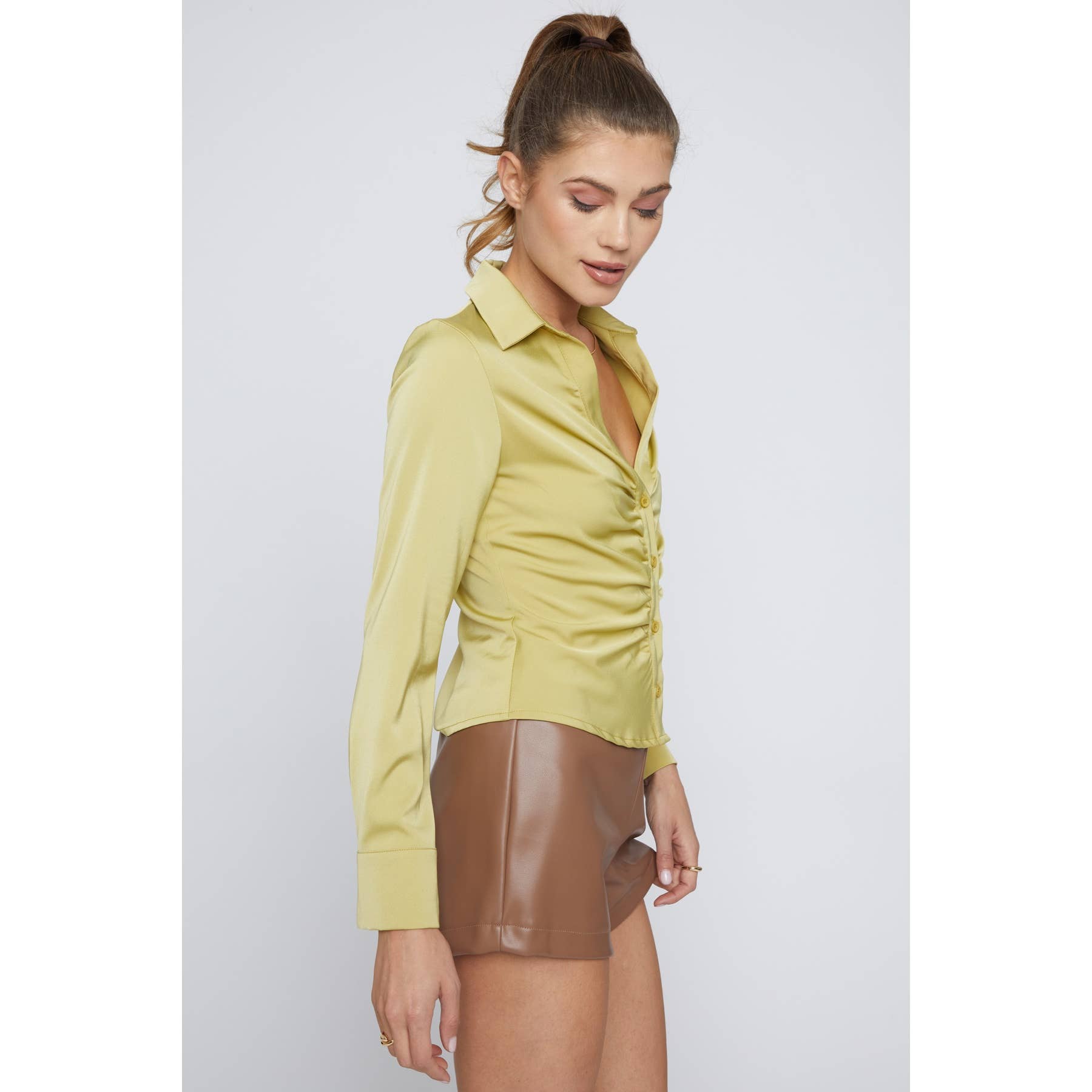 Sans Souci – Camisa com botões no colarinho – Mulher por atacado – CAMISA COM BOTÕES DE CETIM FRANZIDO5