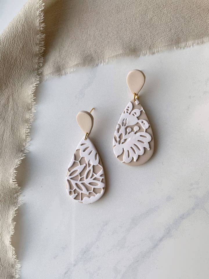 Boucle d'oreille Charlie en dentelle crème pour la vente par Clay By Denae