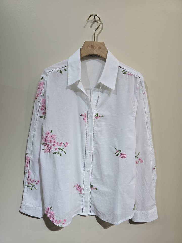 Bluse med blomsterbroderi i delikat mønster 80120 for engroshandel hos Adilynn