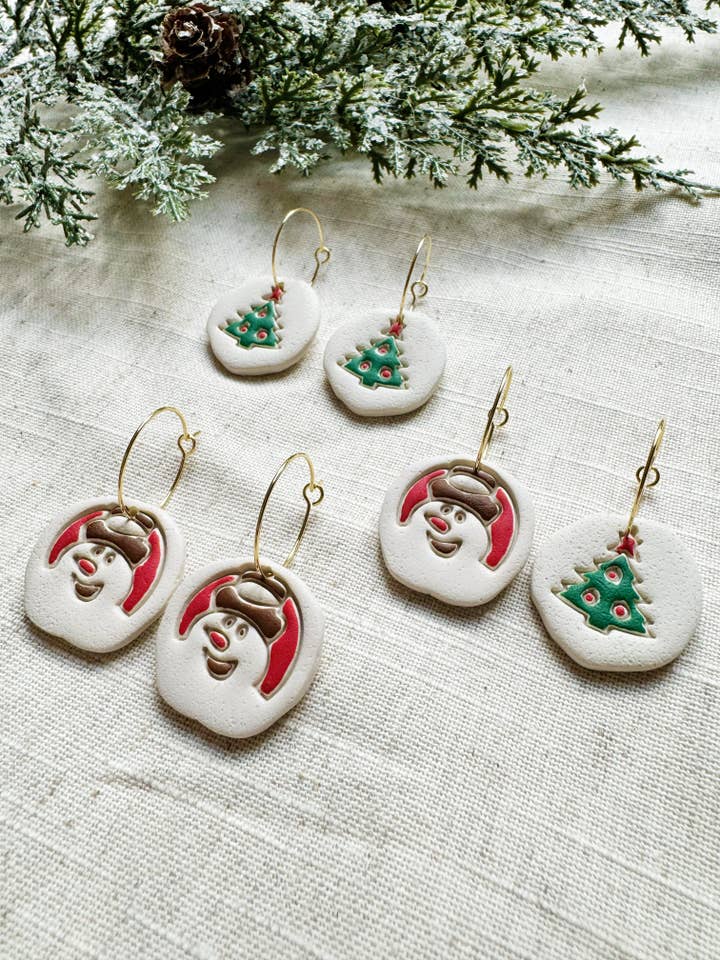 Créoles à biscuits de Noël | Boucles d'oreilles en pâte polymère pour la vente par Little Calico Clay