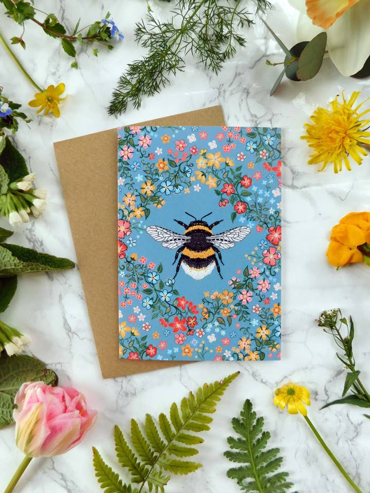 Carte de vœux en forme d'abeille et de fleurs pour la vente par Mystical Sky Studio