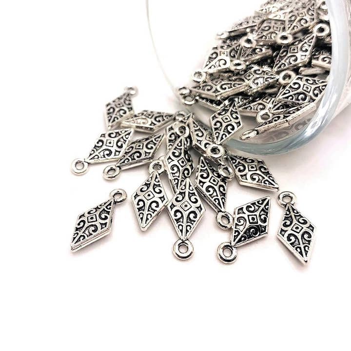 Breloques Triangles Ethniques Bohème Tribales Argentées, 5x14mm pour la vente par Guerrilla Charm