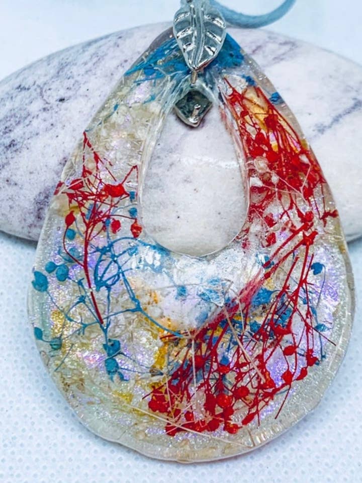 Collier goutte d'eau véritable souffle de bébé rouge, bleu et blanc pour la vente par Vivian Treasury