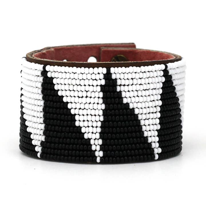 Grand manchette en cuir noir pour la vente par Swahili Coast