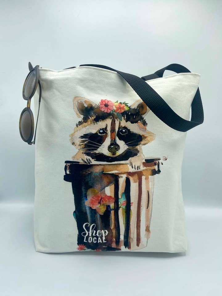 Sac fourre-tout Canada Shop Local Raccoon/Souvenir Canada pour la vente par The Doodle Diary