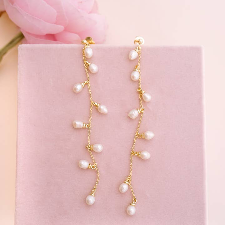 Whispering Pearl Drop Örhängen för wholesale av Wander + Lust Jewelry