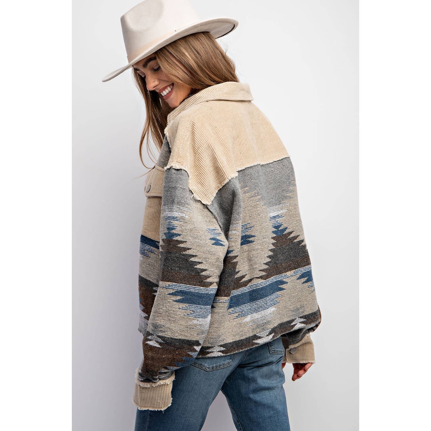 Sweet Generis – Großhandel Hemdjacke/Shacket – Damen – BUTTON-DOWN-HEMDJACKE IN BLOCKFARBEN MIT STAMMESMUSTER UND AZTEKISCHEM MUSTER27