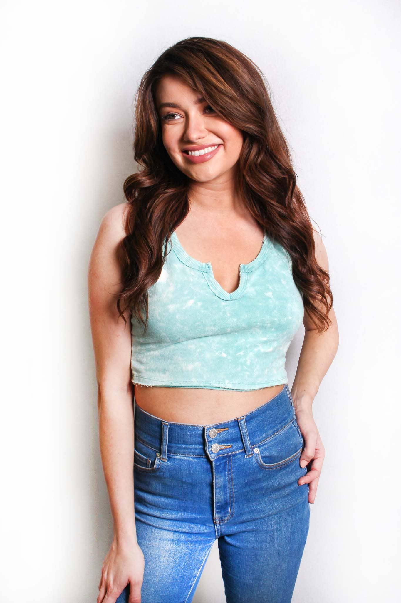 Good Stuff Apparel – Engroshandel Strikket top - Dame – Ærmeløs V-hals Tie Dye Cropped Top til kvinder2