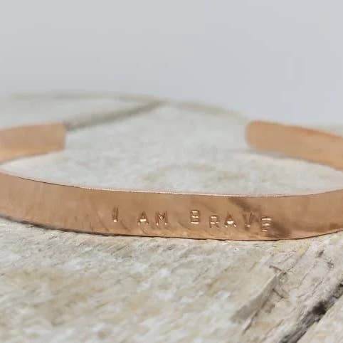 Bracciale rigido «I Am Brave» in oro rosa per la vendita all'ingrosso da parte di benny and the moo