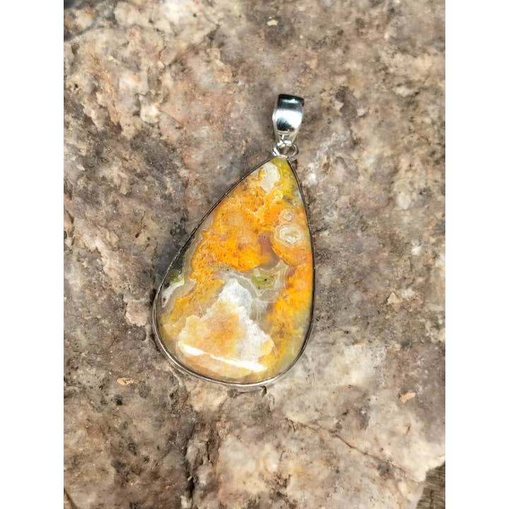Pendentif unisexe Bumble Bee Yellow Jasper en argent sterling 925 pour la vente par SILVER CAVE