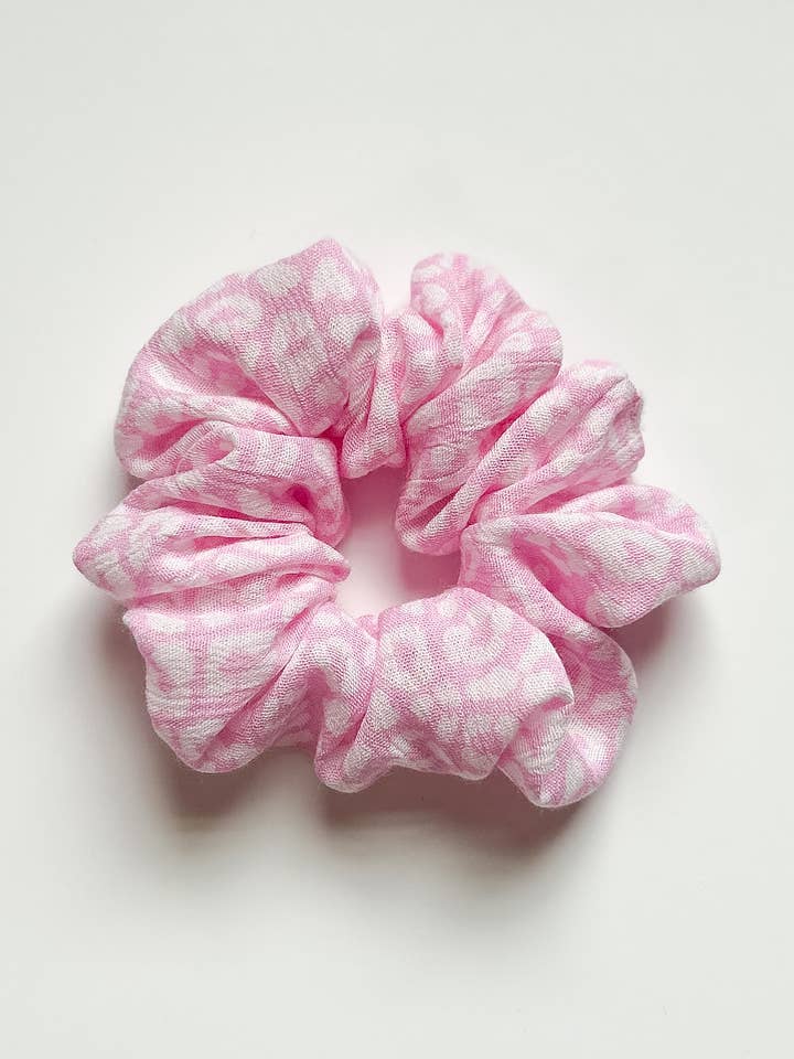De roze cheetah scrunchie voor wholesale door Grace + Wonder Co.