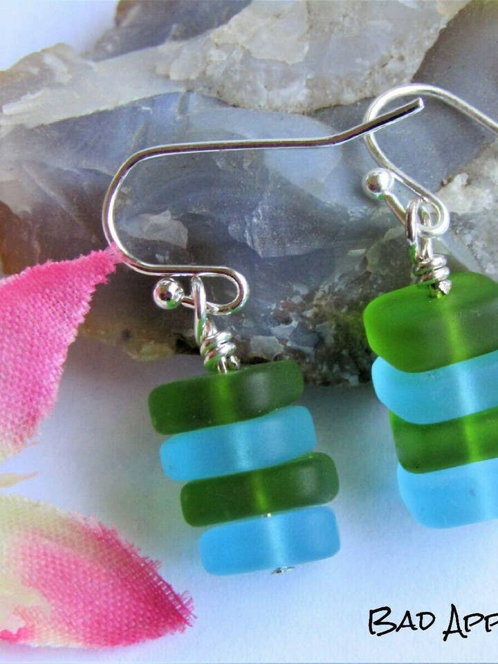 Pendientes apilados de cristal marino azul y verde chapados en plata hechos a mano en EE. UU. para venta al por mayor de Bad Apple Designs