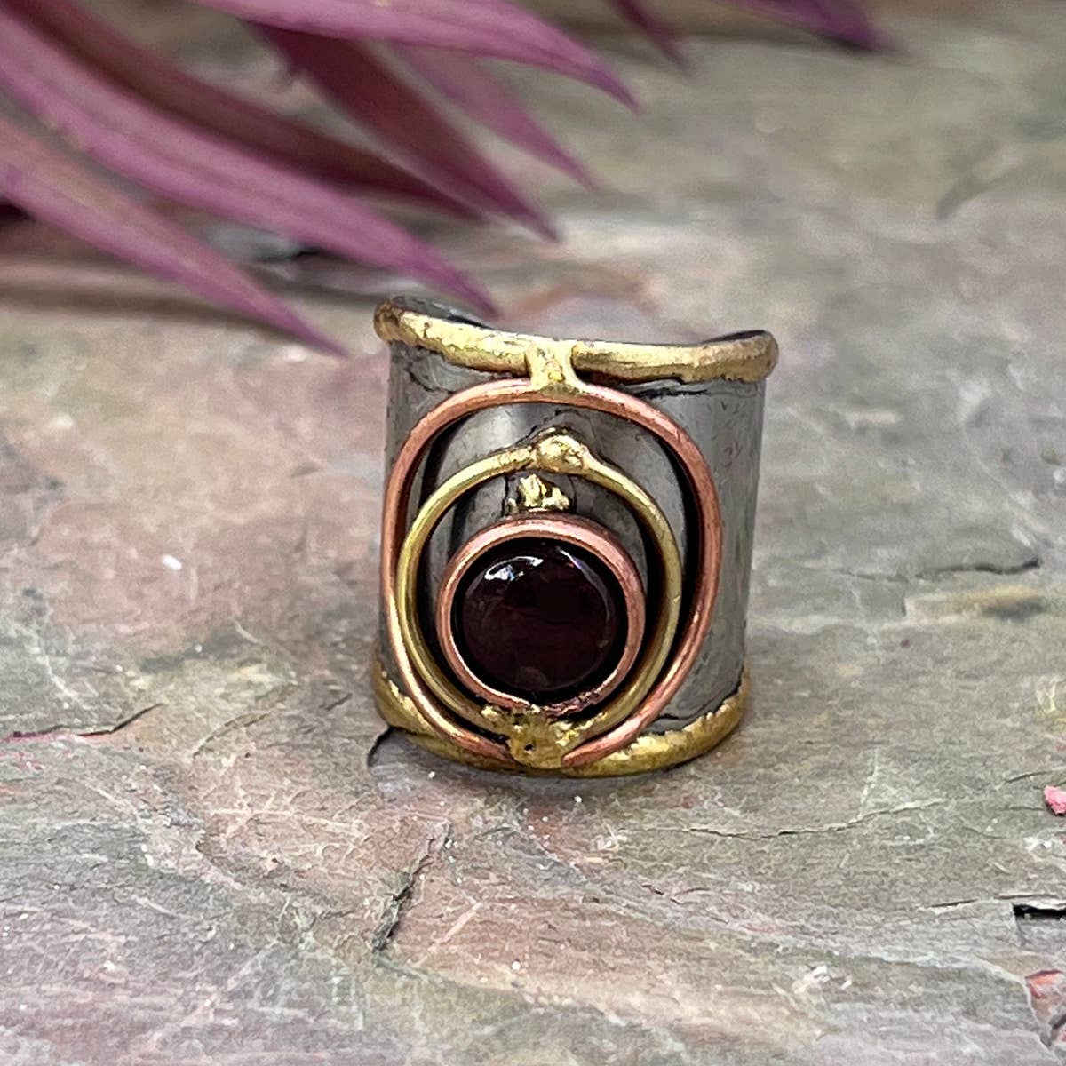 Anju Jewelry - Venta al por mayor Anillos grandes/de cóctel - 12 Anillos de Brazalete de Metal Mixto con Piedra Pequeña y Exhibidor de Madera2