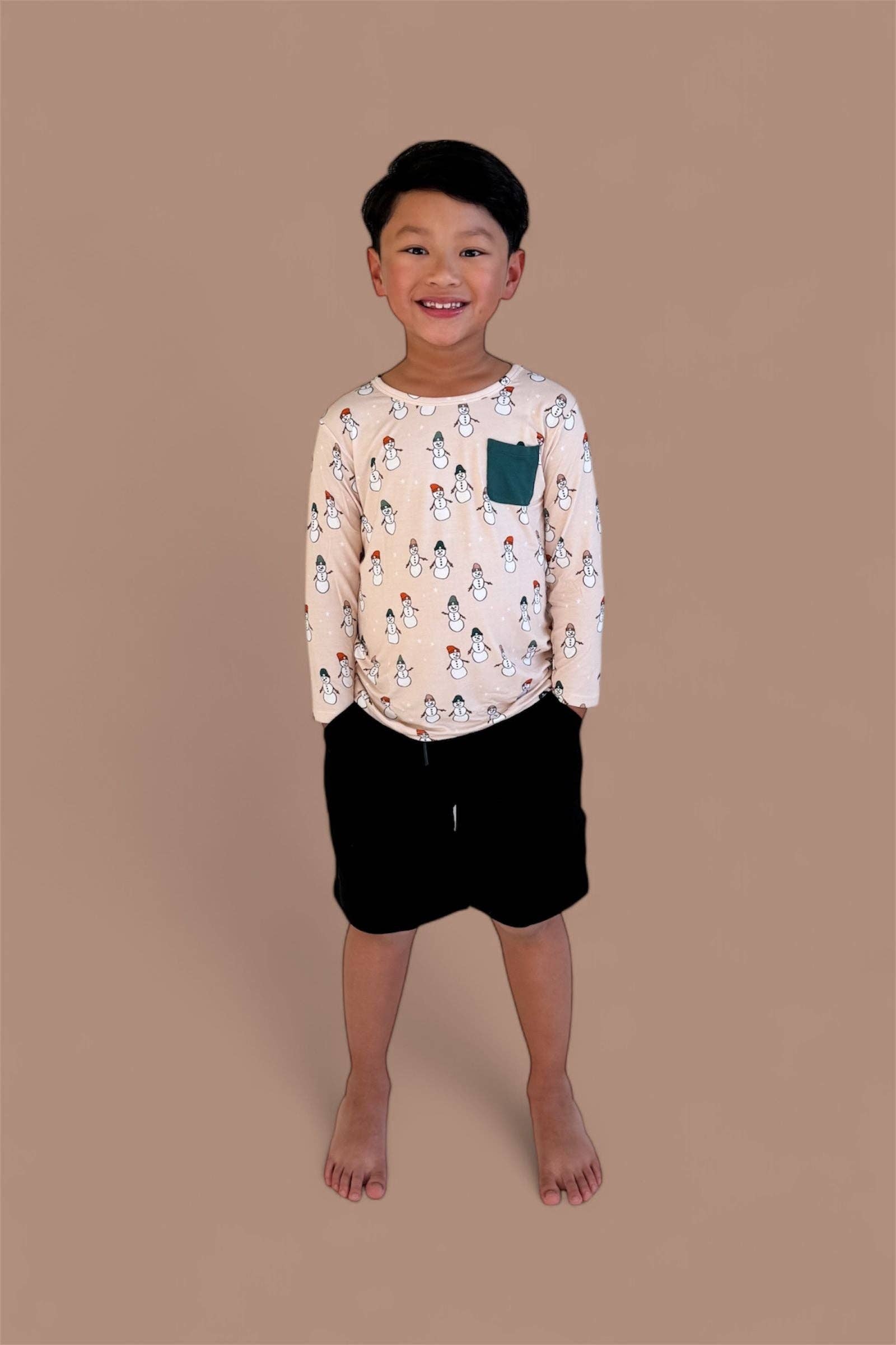 Dream Big Little Co. – T-shirt - Crianças por atacado – T-SHIRT DE BOLSO SONHO AMIGOS GEADOS10