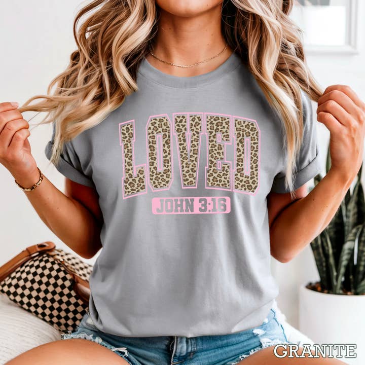 Shoppe SHC - Venta al por mayor Camiseta serigrafiada - Mujer - Camiseta de San Valentín Amada por Leopardo | Comfort Colors2