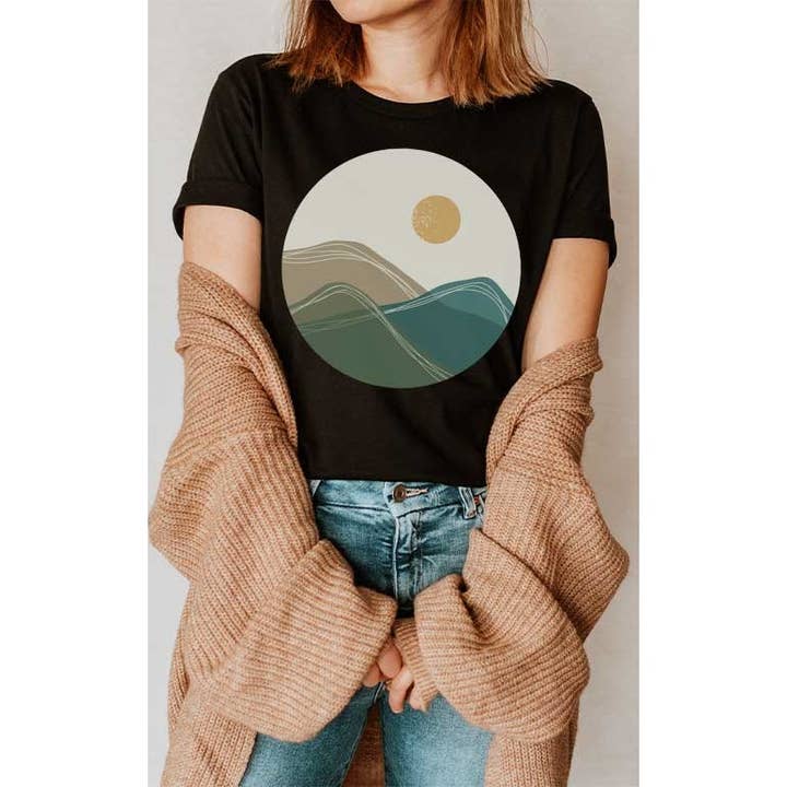 T-shirt grafica Boho Circle Mountain Sun Landscape per la vendita all'ingrosso da parte di Select Apparel