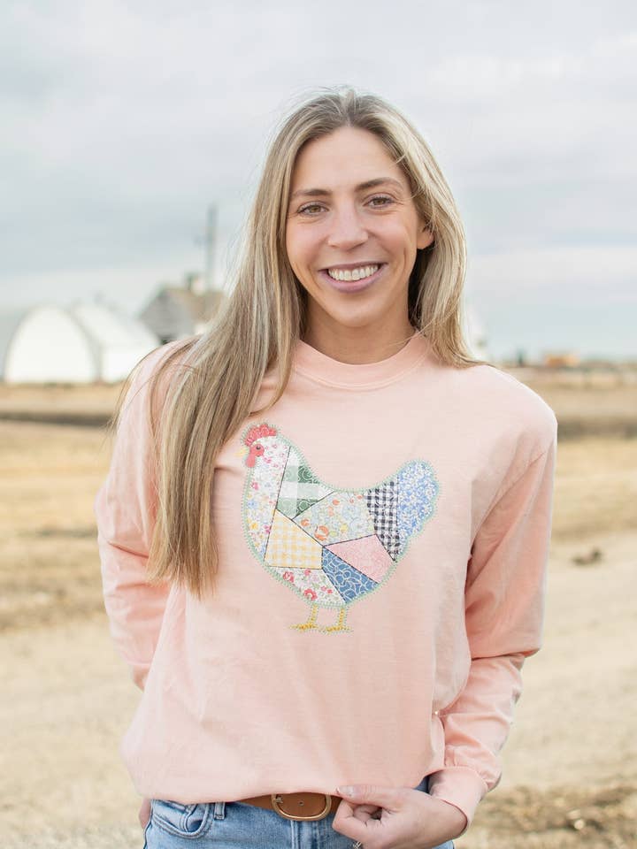 Poulet Patchwork de Printemps Graphique Pêche Manches Longues pour la vente par American Farm Company