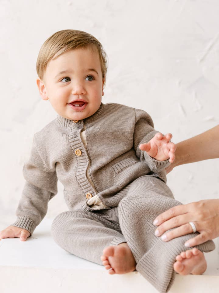Cárdigan de bebé de lana merina en marrón brezo para venta al por mayor de Dear Hayden
