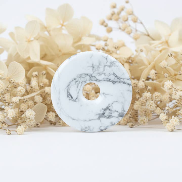 Howlite Pendant - Donut for wholesale by Produtos Namasté