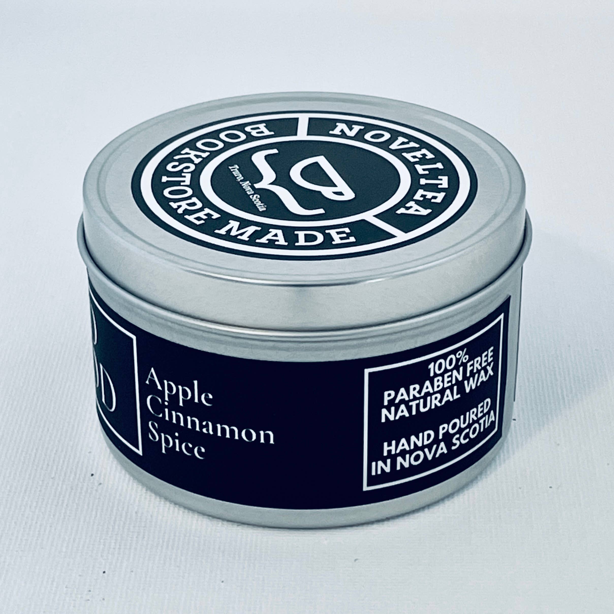 NovelTea Bookstore & Gifts - Vendita all'ingrosso Candele da viaggio - Little Red Riding Hood — Candela Apple Spice Black Label3