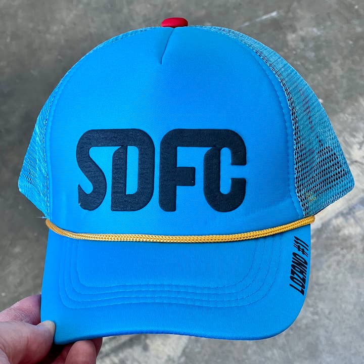 San Diego FC Chucky Lozano Cappellino Trucker Azzurro | Talisman X MLS per la vendita all'ingrosso da parte di Talisman & Co.