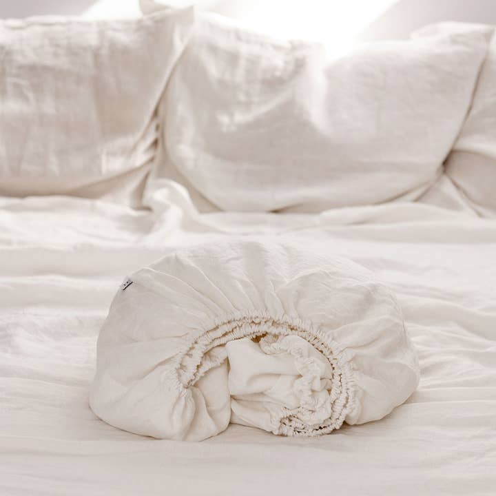 Linen fitted sheet in White for wholesale on Faire0
