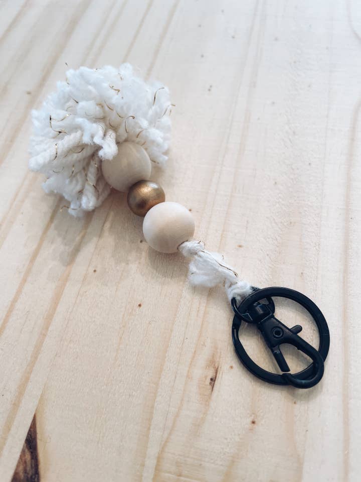 Porte-clés Pom Pom avec perle en bois pour la vente par Rustiek