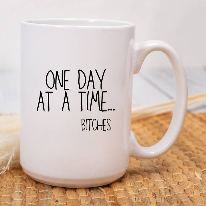 Um Dia de Cada Vez... Cabrões | Caneca de Cerâmica de 15oz por atacado de Rustic Avenue