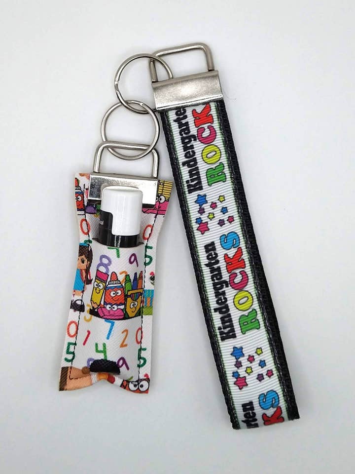 Ensemble porte-clés porte-clés et porte-baume à lèvres Kindergarten Rocks pour la vente par KSS Made - Handmade Keychain Wristlets