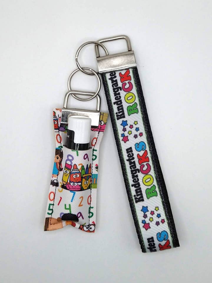 Ensemble porte-clés porte-clés et porte-baume à lèvres Kindergarten Rocks pour la vente par KSS Made - Handmade Keychain Wristlets