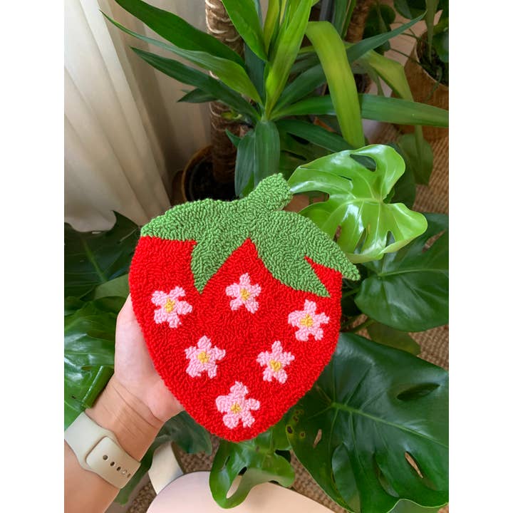 MUUDLAND - Vendita all'ingrosso Arazzi/Tessuti d'arredo - Graziosa decorazione da parete a forma di fragola, con ago da appendere alla parete1