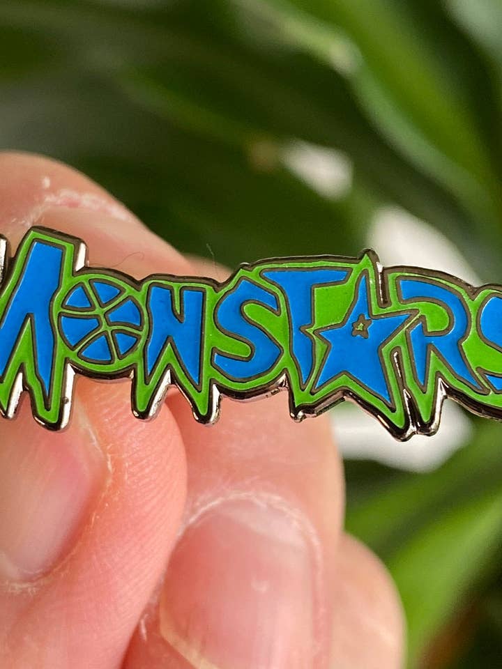 Broche Monstarz Space Jam bleu/vert (brille dans le noir) pour la vente par Hype Pins