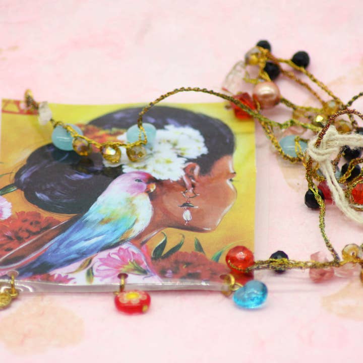 Collana con illustrazione: Ragazza con Pappagallo per la vendita all'ingrosso da parte di Tiám