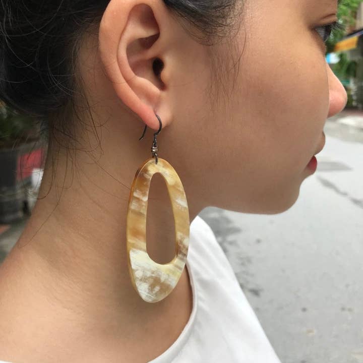 Hala Design – Engroshandel Hængeøreringe og creoløreringe – Chunky Horn øreringe, Tribal øreringe, Buffalo Horn smykker