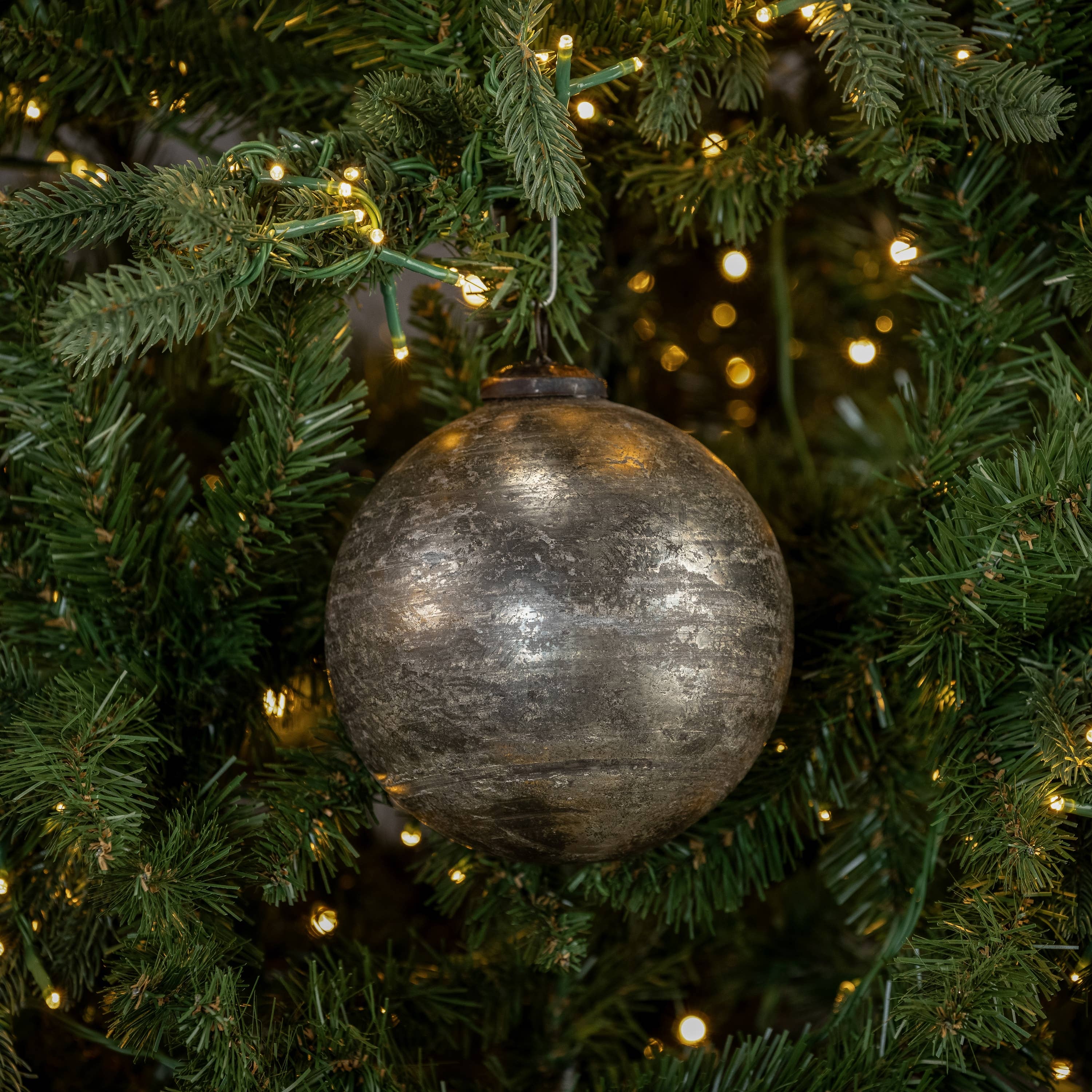 Ragon House - Venta al por mayor Adornos - Adorno de kugel plateado de 5" con efecto craquelado1