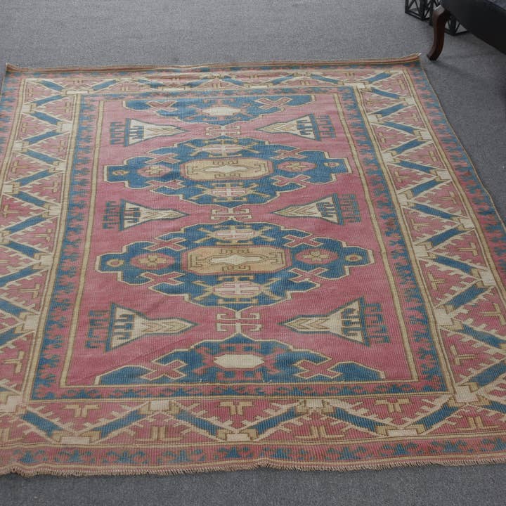 Tapis tissé à la main rose et bleu, 5,8x8,1 pieds patchwork ethnique pour la vente par Vintage Rugs Loom