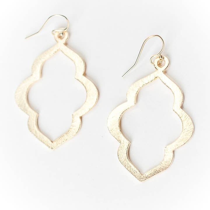 Anne Vaughan Designs Jewelry - Venta al por mayor Pendientes colgantes - Pendientes Quatrefoil de oro mate Tranquil Gardens