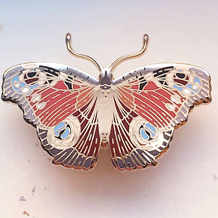 Broche en émail en forme de papillon paon européen (Aglais io) pour la vente par Alum and Ink