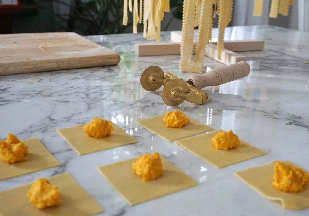 LA GONDOLA - Vendita all'ingrosso Utensile/attrezzo da cucina - Tagliapasta professionale regolabile con 2 ruote smerlate3