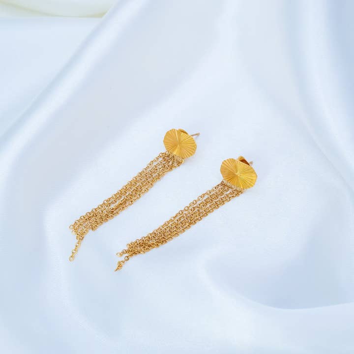 Pendants d'oreilles à pampilles dorées « Belle » pour la vente par Luluh Lane