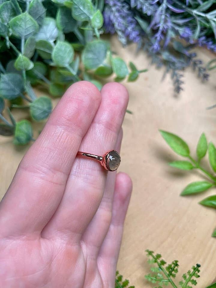 Anello Crystal Goddess per la vendita all'ingrosso da parte di Copper Ashes