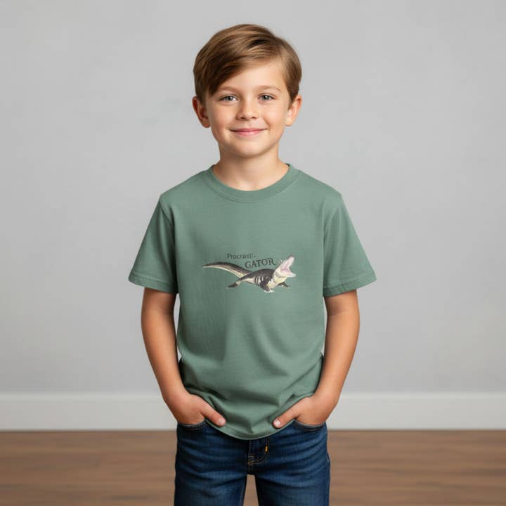 Maglietta ComforWash Youth "Procrasti-Gator" Alligator per la vendita all'ingrosso da parte di Mermaid of Hilton Head