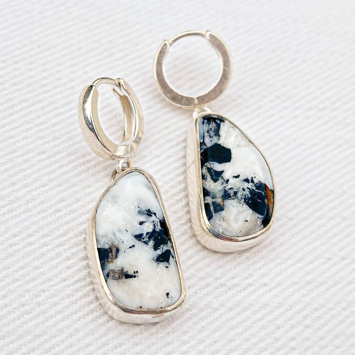 Witte Buffel Turkoois Huggie Hoops voor wholesale door Meghan Elisabeth Art