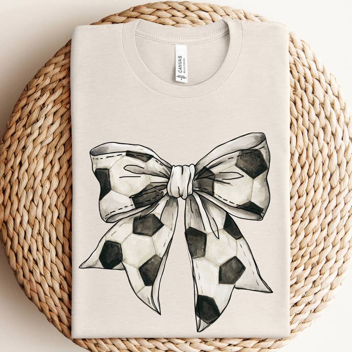 T-shirt con grafica Soccer Bow per la vendita all'ingrosso da parte di Willow Poppy